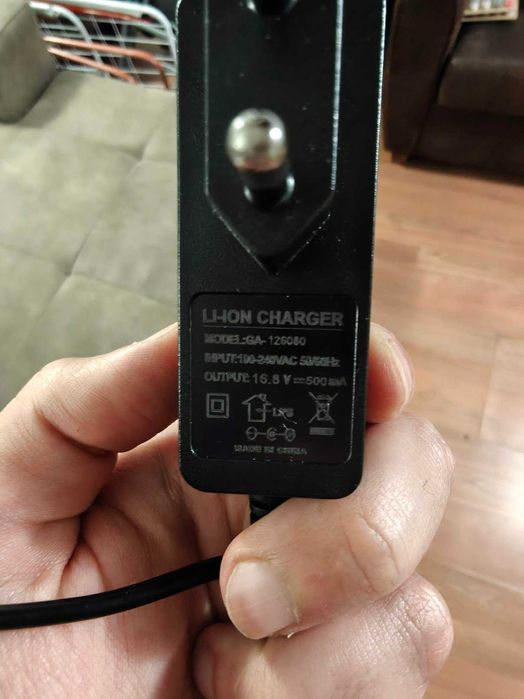 Полупрофесионален Масажор | 16.8V | Карбоново Покритие