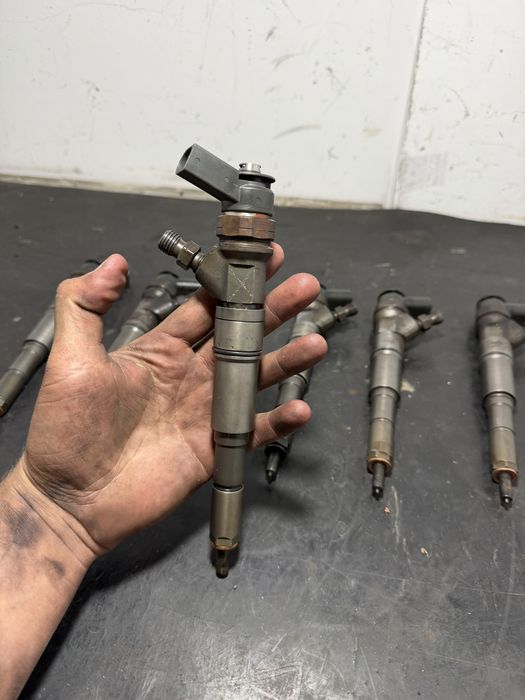 Injectoare BMW seria 5 E60 E61 535d 3.0 biturbo 272cp  7792096 | 0986435092