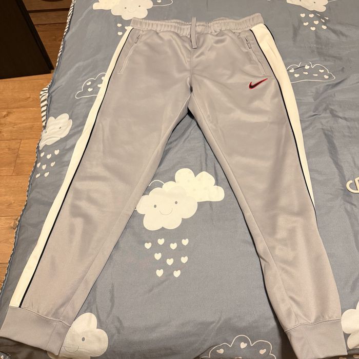 Анцунг Найк-сиво и бяло