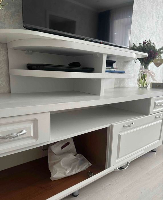 Продам тумбу под телевизор!