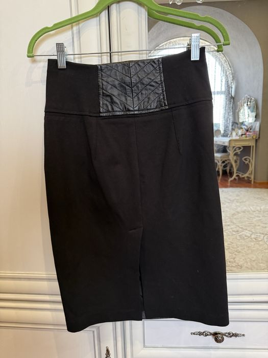 Юбки выше колена