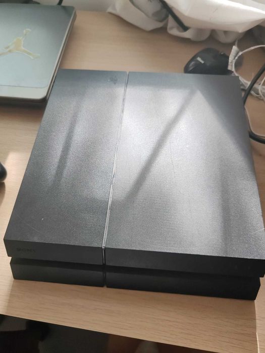 playstation 4 cu 1TB doua manete si trei jocuri