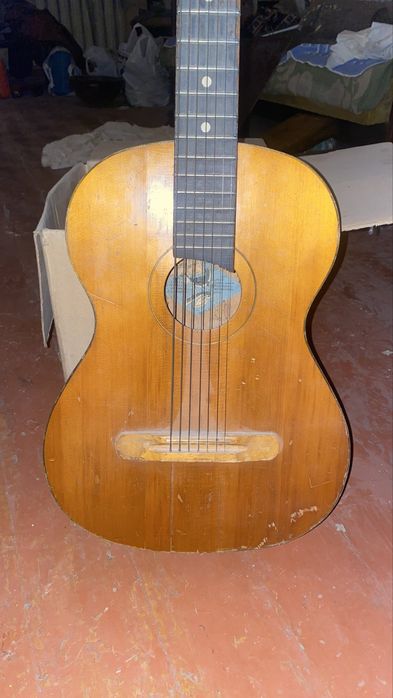 Продается гитара с железными струнами