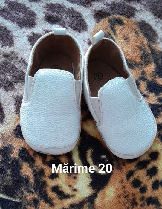 Vînd sandale Puma mărime 20