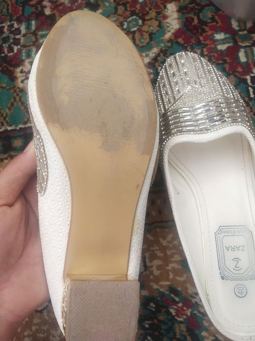 Бир мартадан кийилган. 38 туфли. Ковуш 40 размер  Ковуш размери 40.Ҳар