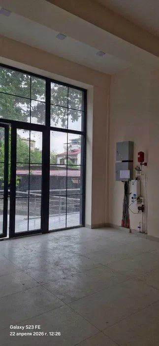 Аренда коммерции 50м² на Нукусской — потолки 4.5м, 1 этаж
