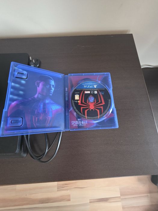 PlayStation 4 Slim 1TB + 3 игри + оригинален контролер