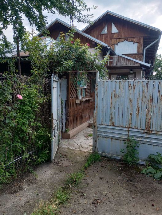 Vând casă la curte // Suprafață totală de 950 mp