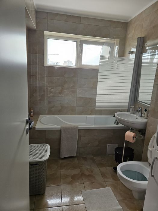 Inchiriez apartament 3 camere
