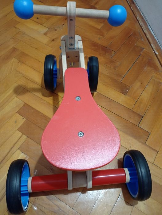 Tricicleta copiii utilizata prin casa de cateva ori