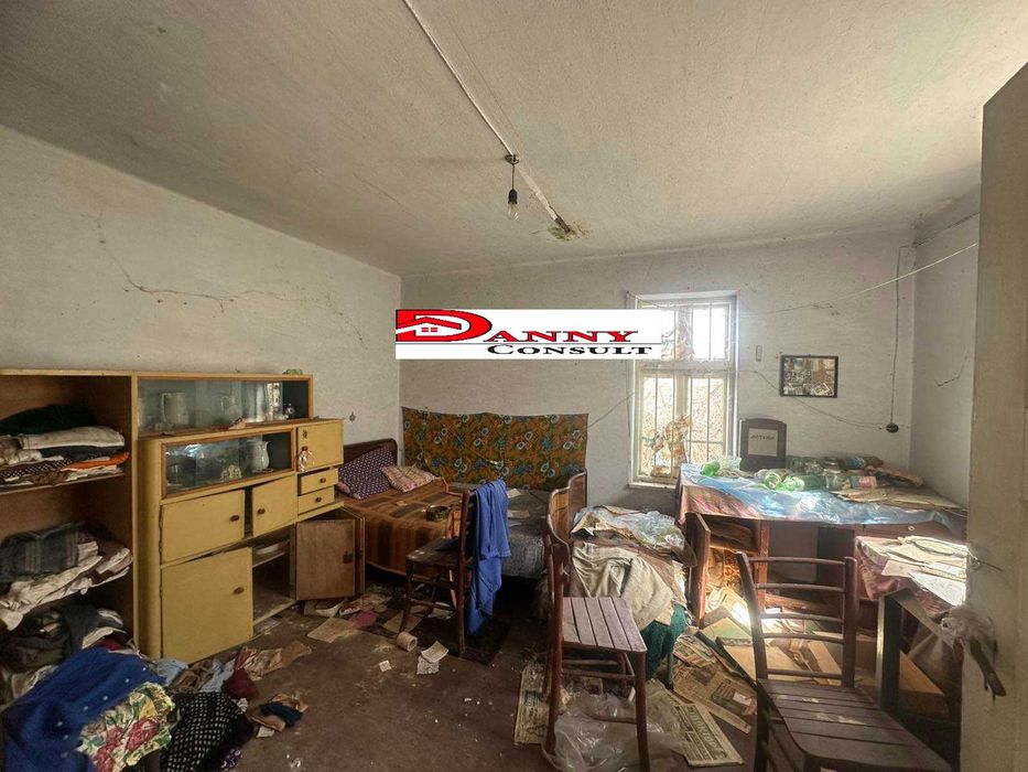 Едноетажна стара къща с двор в с. Димча