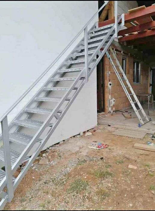 Vând scarii metalice zincate exterioare și pentru incendii , platforme