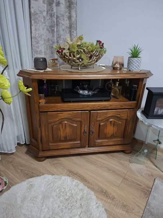 Set mobilier din lemn – vitrină și comodă
