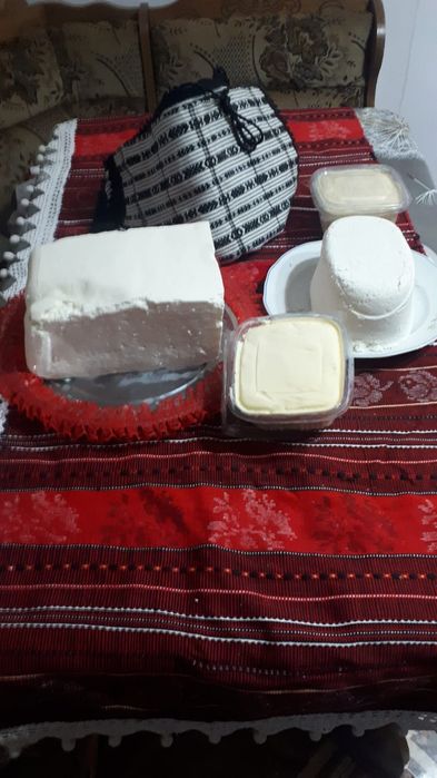 Vând branza naturală