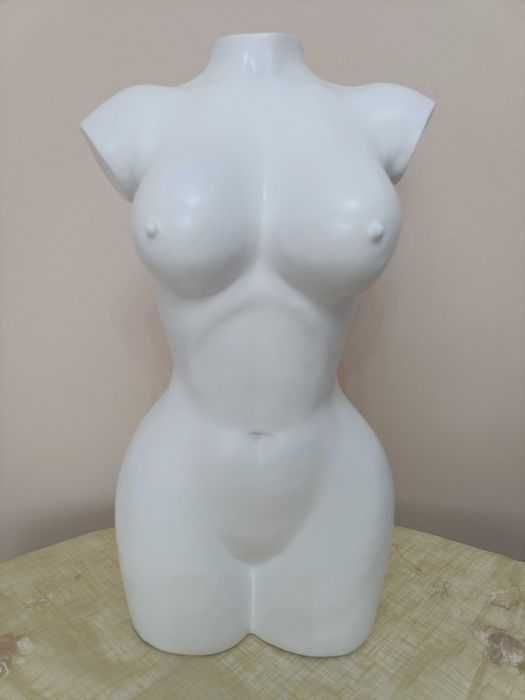 Statueta Nouă mare damă sau bărbați