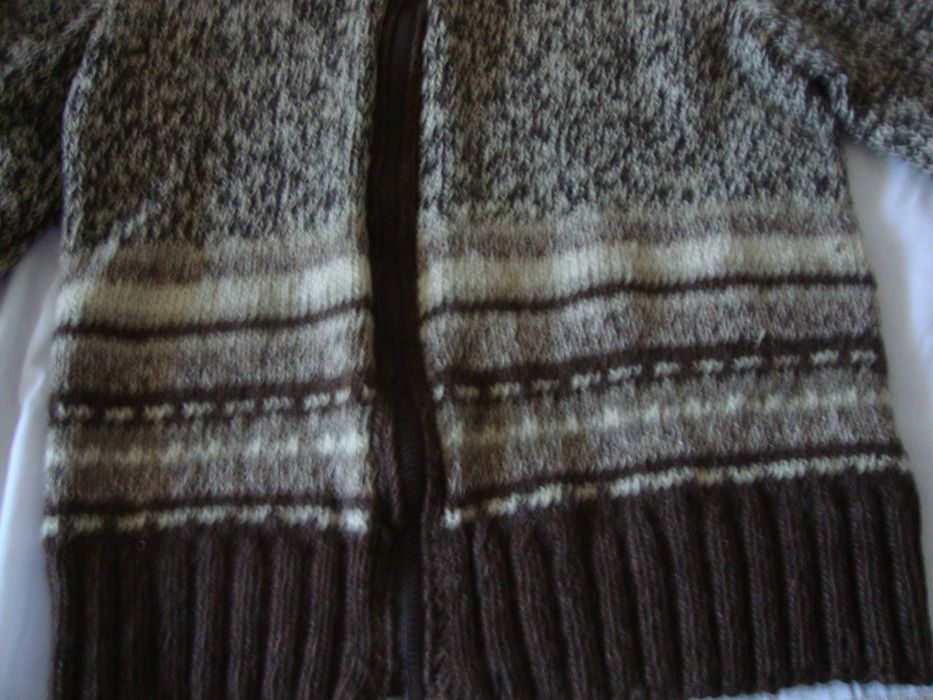 Вълнена жилетка от жива вълна, ръчно плетена