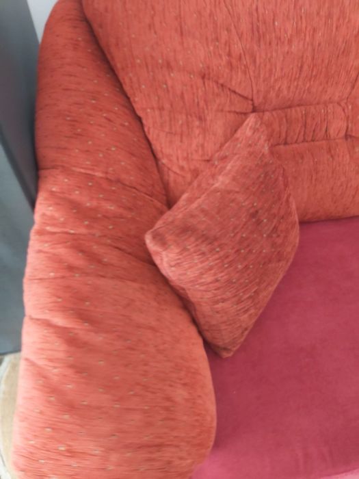 Vând canapea foarte frumoasa, model REGAL, culoarea visinie