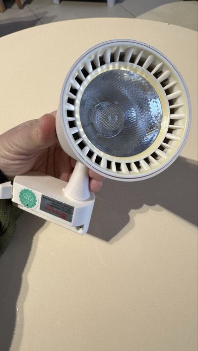 Продам трековые светильники