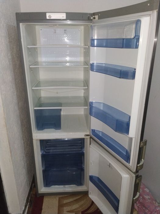 Холодильник сотилади