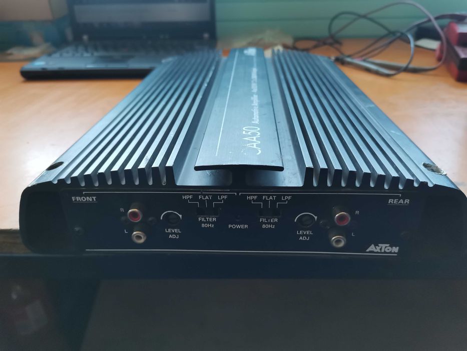 Продавам автомобилен усилвател Axton 4x115W