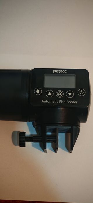 hrănitor automat pești