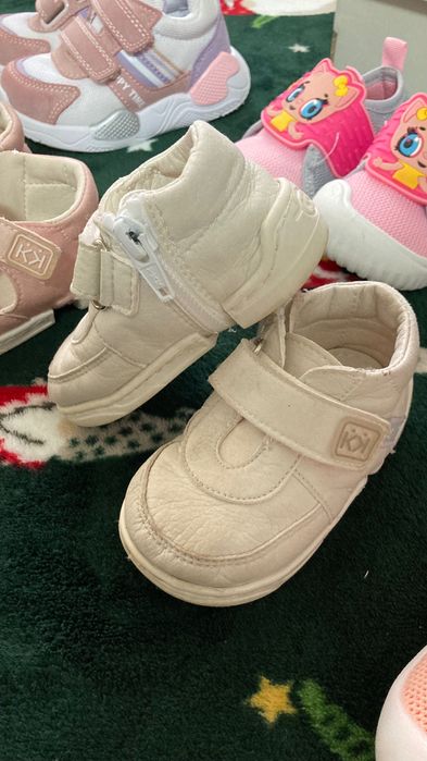 Лот бебешки обувки.
