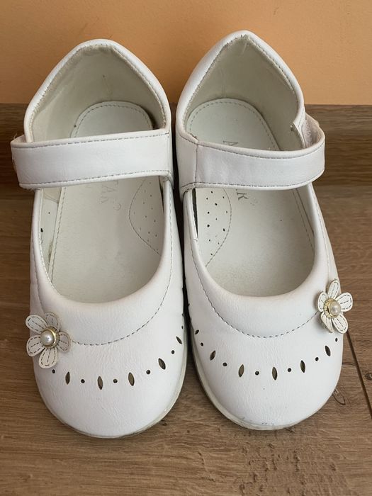 Бели обувки за момиче