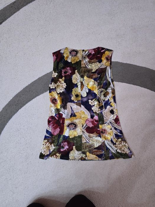 Продавам плюшен топ на цветя- размер S