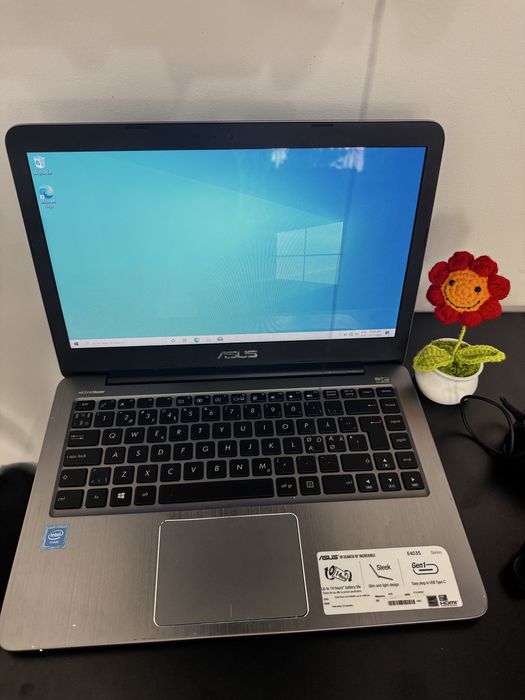 Vând laptop ASUS VivoBook E403SA