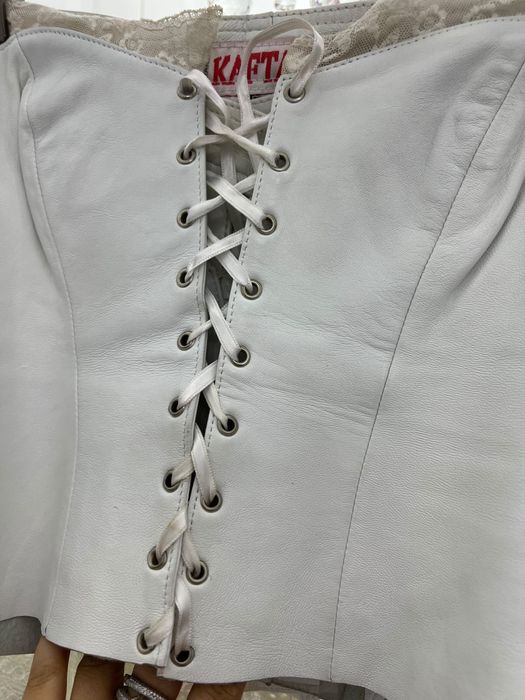 Vand costum alb din piele naturala