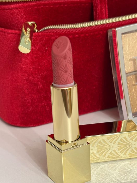 Продам помаду Estée Lauder новая