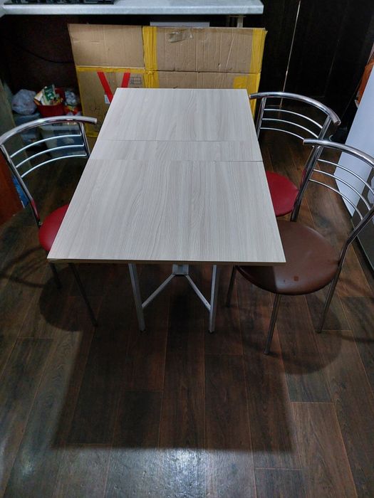Кухонный стол и стулья