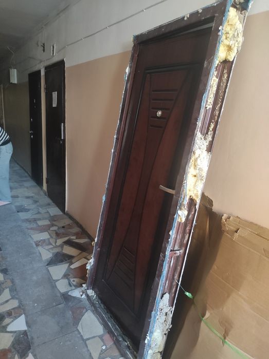 Бесплатно  отдам дверь!