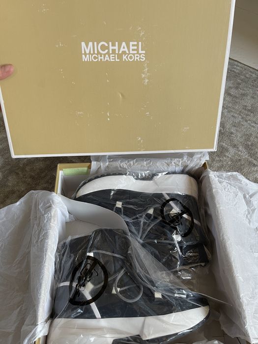 Продам новые дутики -ботинки  MICHAEL KORS