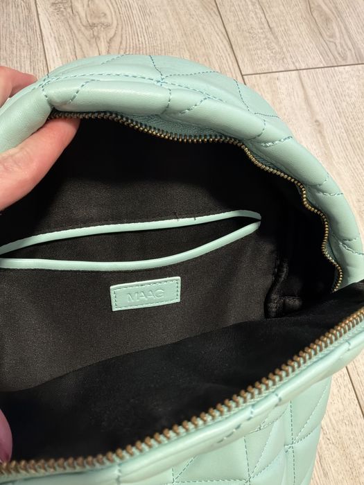 Раница с метална златиста дръжка