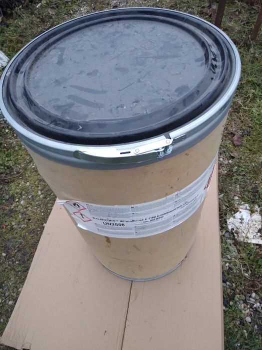 Vand butoi de carton folosit 110l cu sistemul de inchidere.