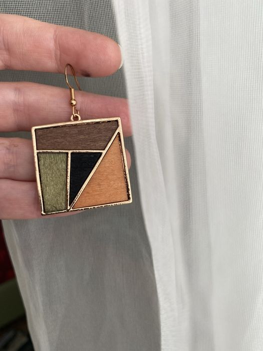 серьги длинные.