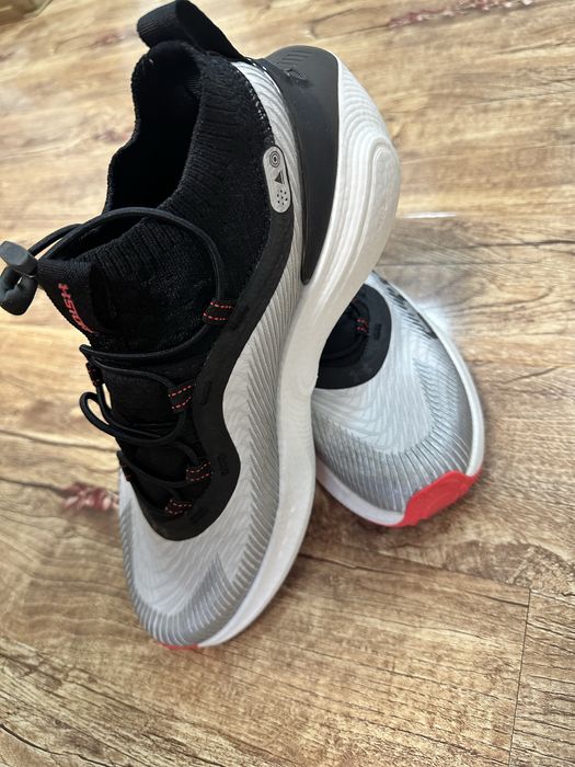 Vand adidasi Under armour