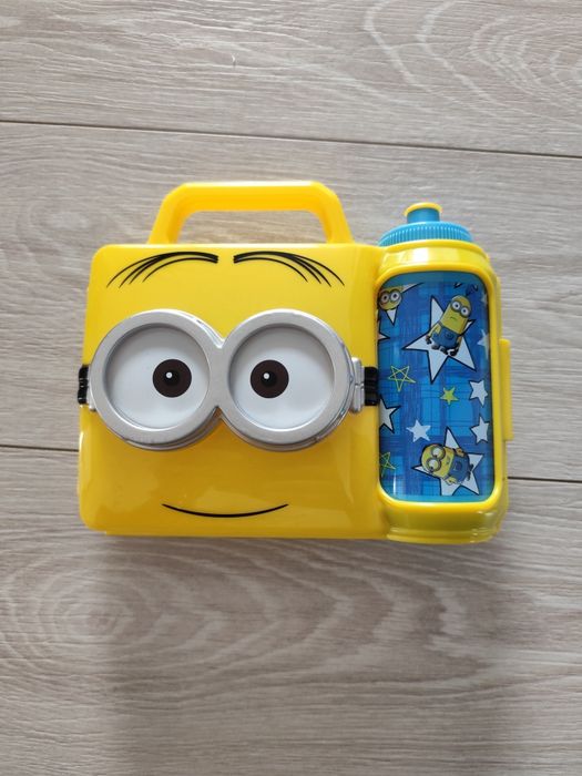Cutie pranz minioni cu bidonas apa