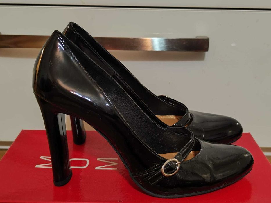 Дамски обувки на висок ток