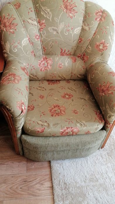 Продам диван и  два кресла