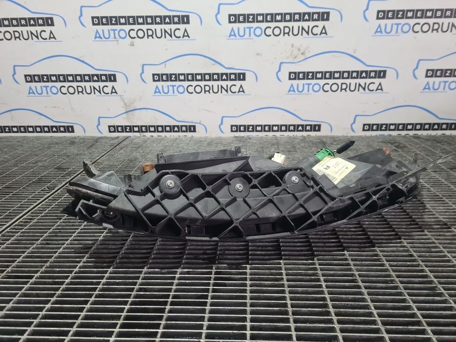 Far Dreapta Jeep Cherokee V 2013 - 2017 SUV 4 Usi (951) Fara xenon