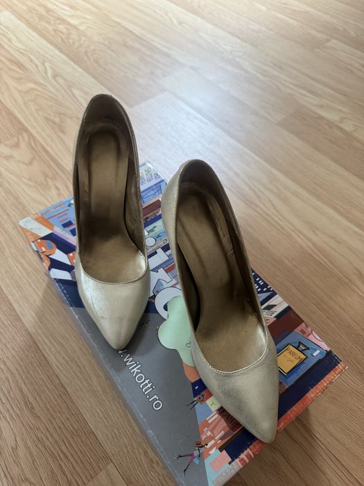 Pantofi stiletto din piele, culoare aurie, marime 35