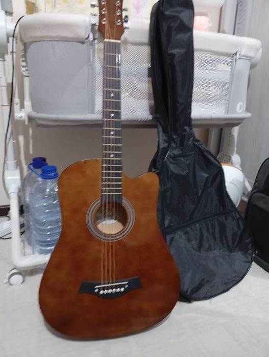 Yangi boshlovchilar va profisionallar uchun akustik gitara