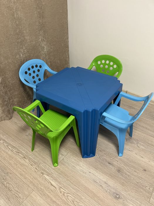 Masa cu 4 scaunele pt copii