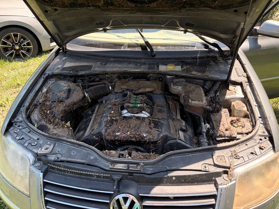НАВОДНЕН! ЦЯЛ VW PASSAT 5.5 / 2.8 V6 / Бензин/Газ