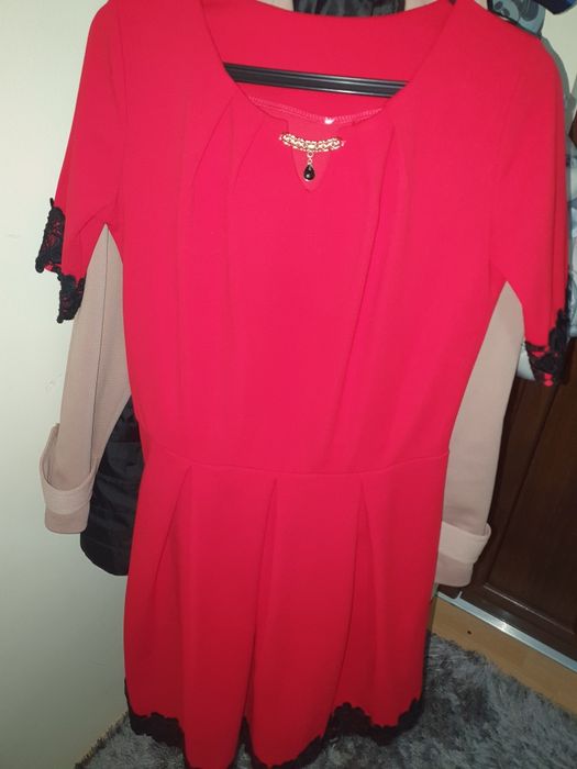 Vând rochiță cu dantela