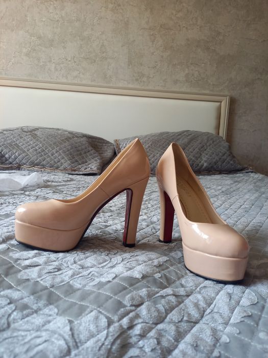 Продаю Новые туфли Лабутены