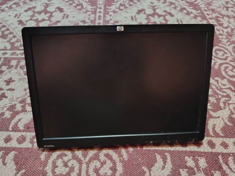 Vând PC plus monitor cu toate cablurile necesare