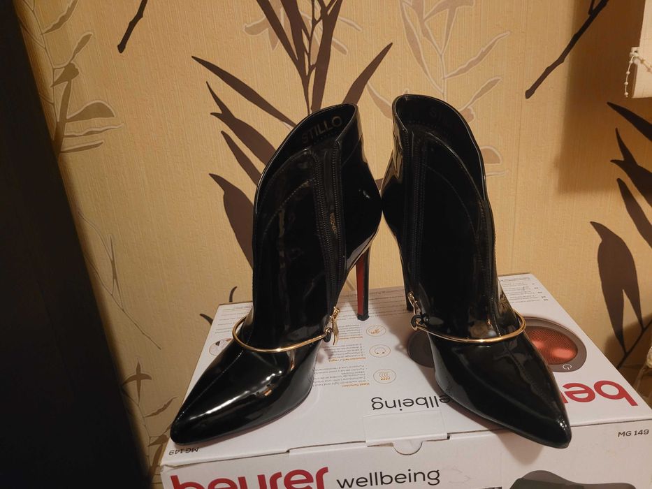 Лачени боти на тънък ток